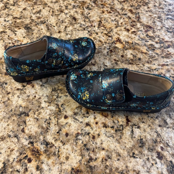 Algeria Women’s Shoes Deliah Size 38 EUC Black With Blue Floral Velcro strap - Picture 3 of 8